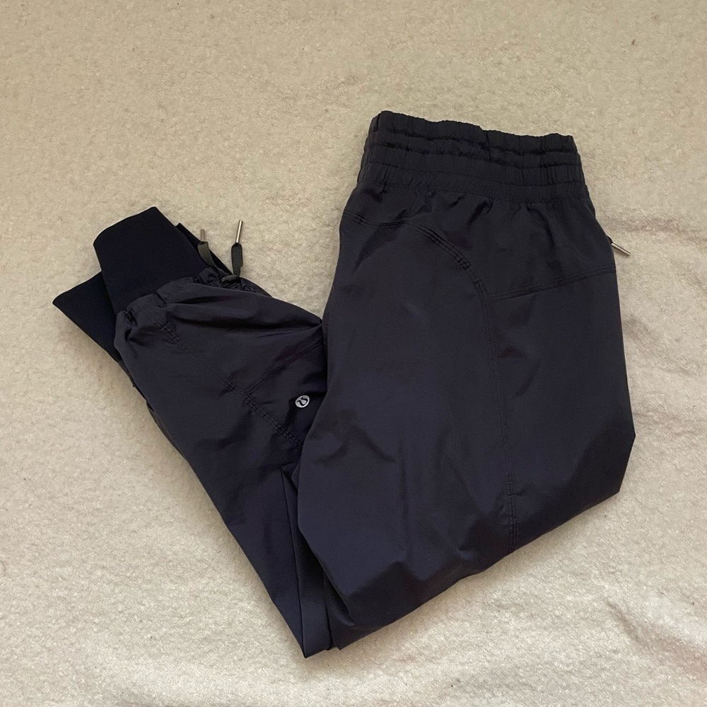 Lululemon women’s cropped joggers size 10